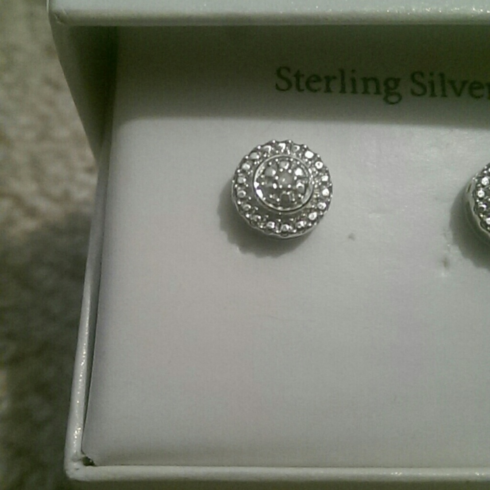 SALE! NWT Sterling Silver & diamond stud earrings - Picture 3 of 6